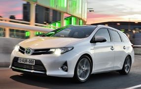 AURIS Touring Hybryda